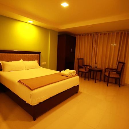Temple Plaza Kochi Hotel Chottanikara Bagian luar foto