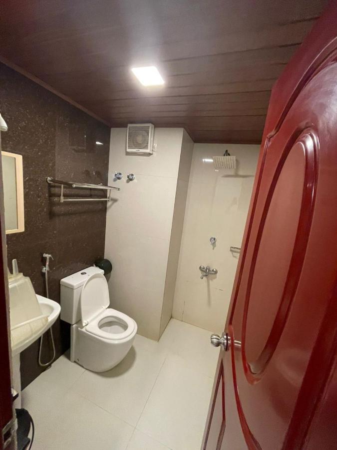 Temple Plaza Kochi Hotel Chottanikara Bagian luar foto