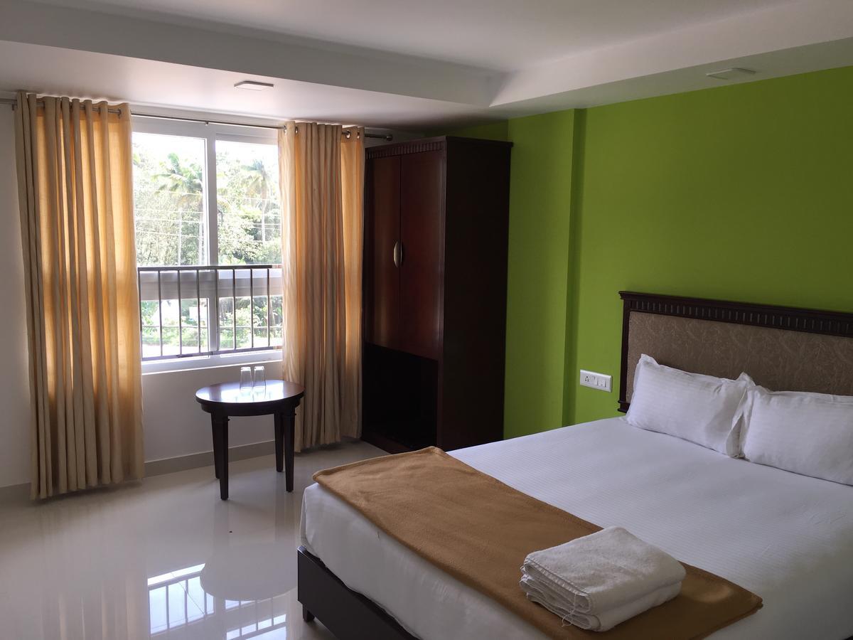 Temple Plaza Kochi Hotel Chottanikara Bagian luar foto