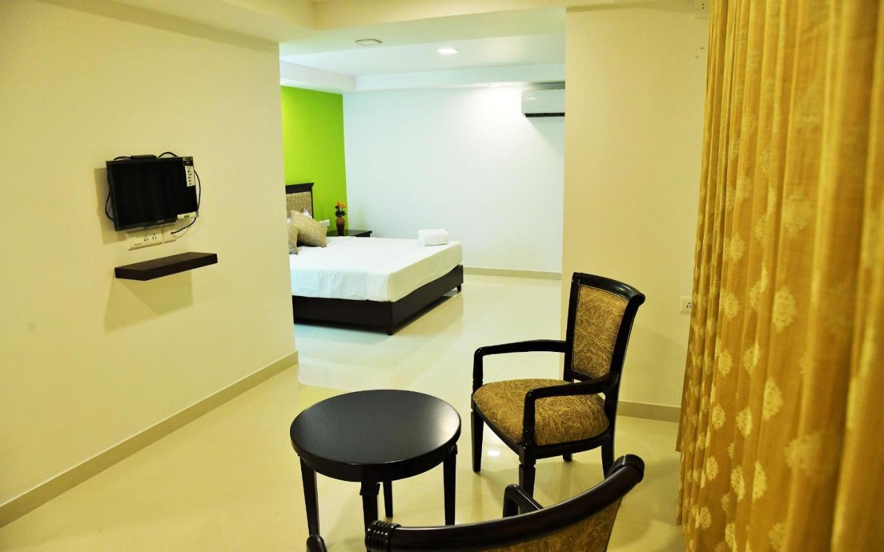 Temple Plaza Kochi Hotel Chottanikara Bagian luar foto
