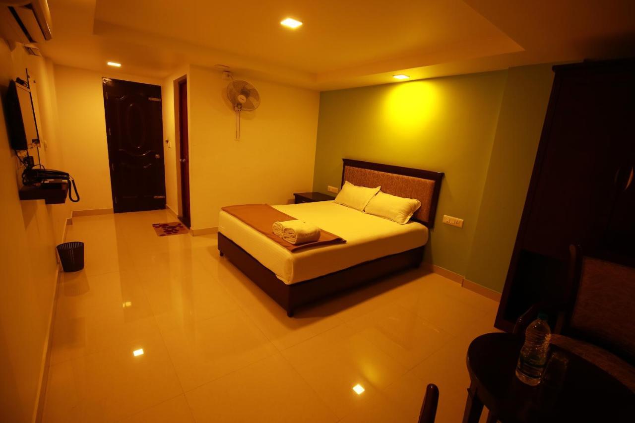 Temple Plaza Kochi Hotel Chottanikara Bagian luar foto