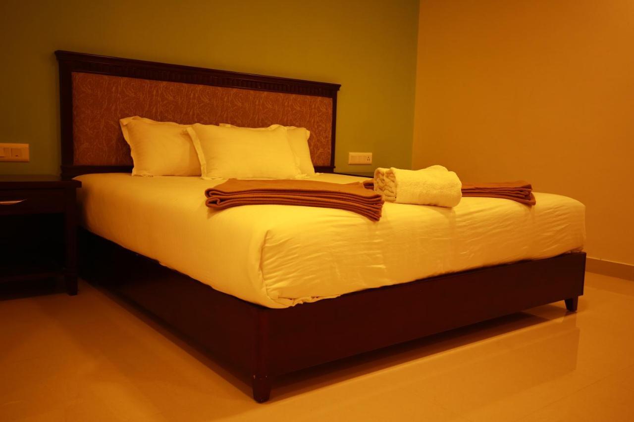 Temple Plaza Kochi Hotel Chottanikara Bagian luar foto
